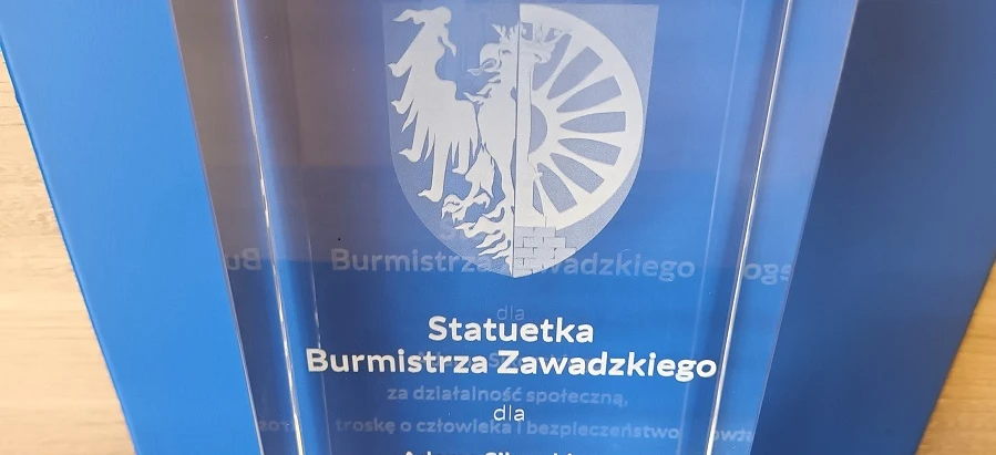 Nagroda dla Adama Sikorskiego za jego działalność społeczną, troskę o ludzi i bezpieczeństwo. Banner Gminy Zawadzkie z grafiką VIT.